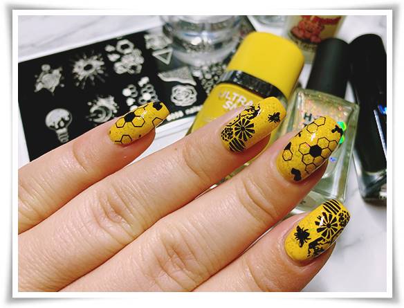 black-and-yellow-honey-bee-nails-