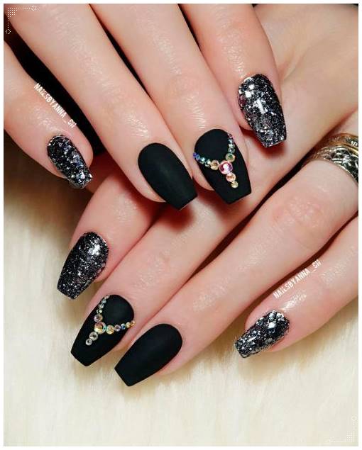 black nails almond shape